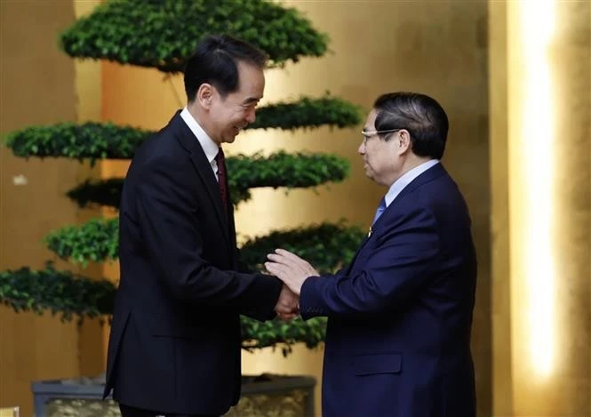 El primer ministro de Vietnam, Pham Minh Chinh, recibe al embajador de China en Vietnam, He Wei. (Fuente: VNA)