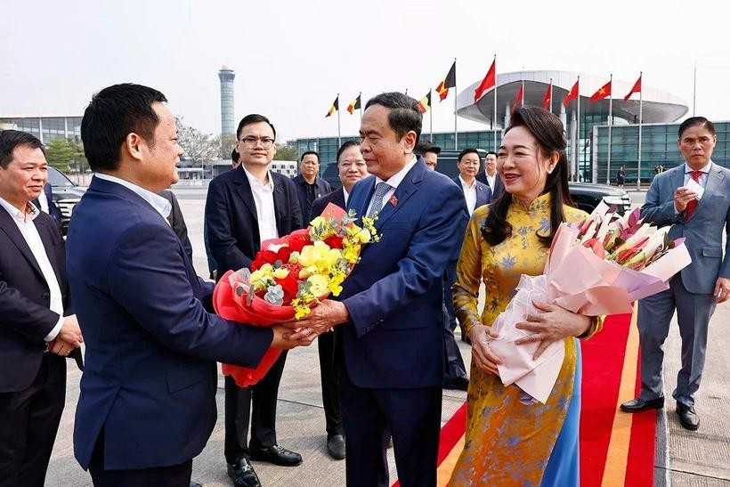 El presidente de la Asamblea Nacional de Vietnam, Tran Thanh Man, y su esposa parten de Hanoi para asistir a la 150.ª Asamblea de UIP y visitar Uzbekistán y Armenia. (Fuente: VNA)