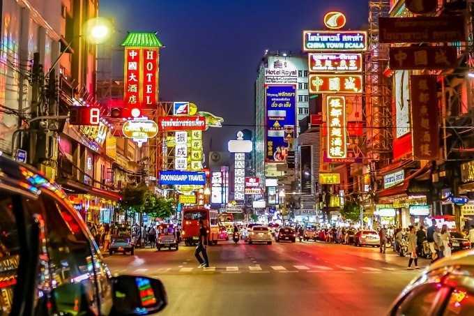 Las calles de Bangkok se ven vibrantes por la noche. (Foto: Hoteles)