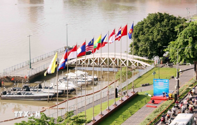 El conjunto de banderas de la ASEAN se encuentra en el parque Bach Dang, a orillas del río Saigon, en pleno centro de Ciudad Ho Chi Minh. (Foto: VNA)