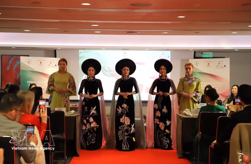 Modelos lucen Ao Dai Lan Huong en la Semana de la Moda Ao Dai 2026. (Foto: VNA)