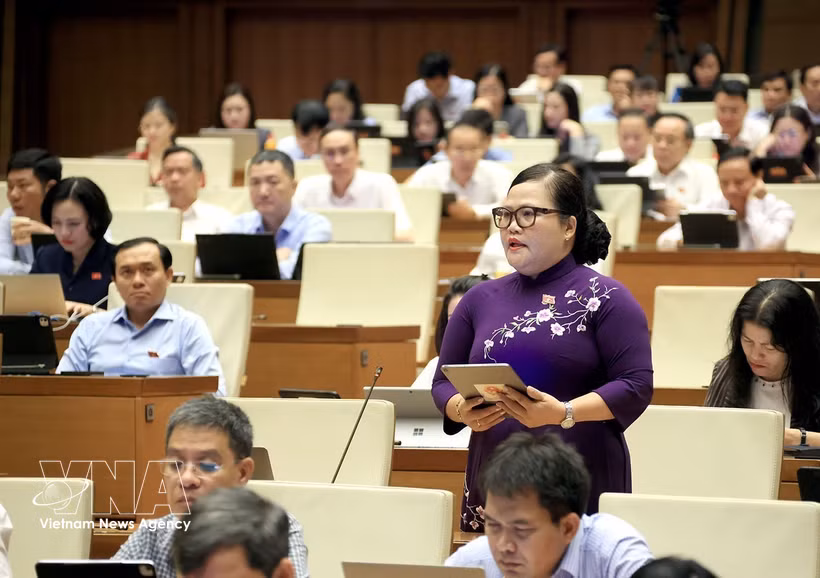 Nguyen Thi Suu, diputada de la ciudad de Hue, interviene en una sesión de debate durante la primera reunión extraordinaria de la Asamblea Nacional de Vietnam de la XVI Legislatura. (Fuente: VNA)