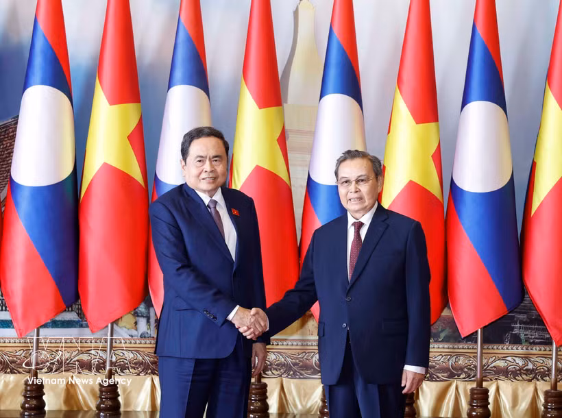 El presidente de la Asamblea Nacional de Vietnam, Tran Thanh Man, (izquierda) se reúne con su homólogo laosiano, Xaysomphone Phomvihane, el 5 de febrero de 2026, en Vientián. (Foto: VNA)