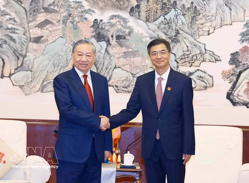 El secretario general del Partido Comunista de Vietnam y presidente del Estado, To Lam, y Chen Gang, miembro del Comité Central del Partido Comunista de China y secretario del Comité partidista de la Región Autónoma Zhuang de Guangxi. (Fuente: VNA)
