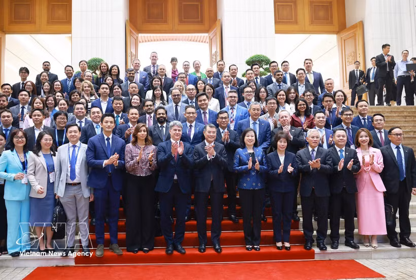 El primer ministro vietnamita, Le Minh Hung, y delegados. (Fuente: VNA)
