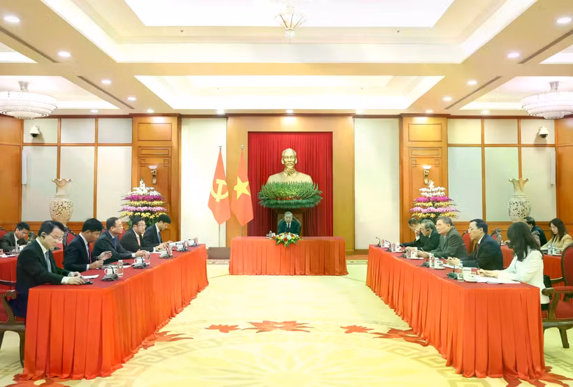 El secretario general del Partido Comunista de Vietnam, To Lam, sostuvo conversaciones telefónicas con el secretario general del Partido de Acción Popular y primer ministro de Singapur, Lawrence Wong. (Fuente: VNA)