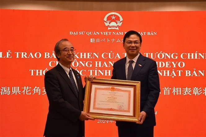 El embajador de Vietnam en Japón, Pham Quang Hieu, otorgó el certificado de mérito del Primer Ministro al gobernador de la prefectura nipona de Niigata, Hanazumi Hideyo.(Fuente:VNA)