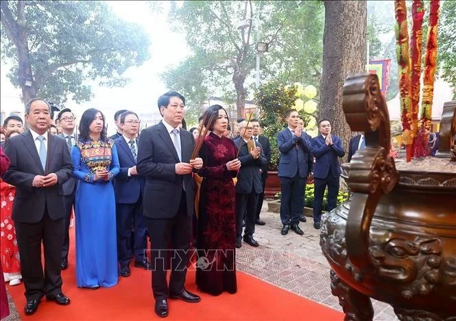 El presidente vietnamita, Luong Cuong, y delegados ofrendan incienso en Ciudadela Imperial de Thang Long. (Fuente: VNA)