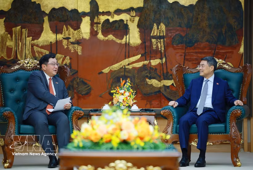 El primer ministro de Vietnam, Le Minh Hung, (derecha) recibe al embajador saliente de Malasia, Tan Yang Thai. (Fuente: VNA)