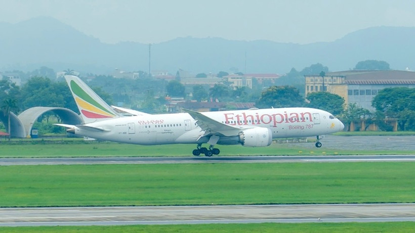 El vuelo ET0678 de Ethiopian Airlines aterrizó sin problemas en el Aeropuerto Internacional de Noi Bai. (Foto: NIA/qdnd.vn)