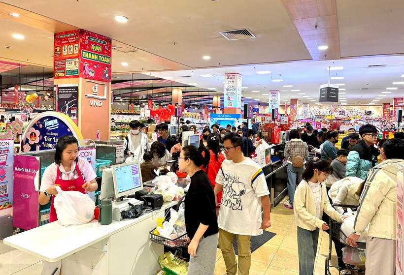 Consumidores compran en un supermercado. (Foto: VNA)