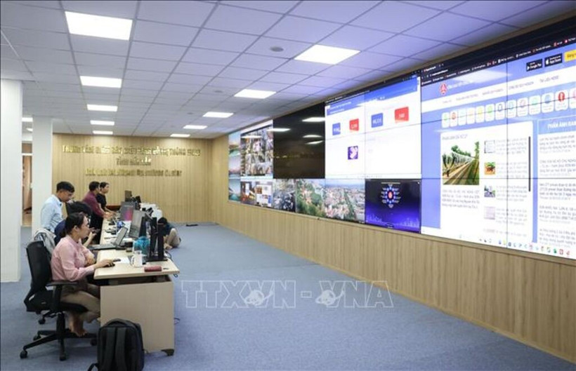 El centro de monitoreo y gestión urbana inteligente de la provincia de Dak Lak genera y descentraliza la autoridad entre departamentos, ramas, sectores y 102 comunas y barrios a lo largo de la provincia. (Foto: VNA)