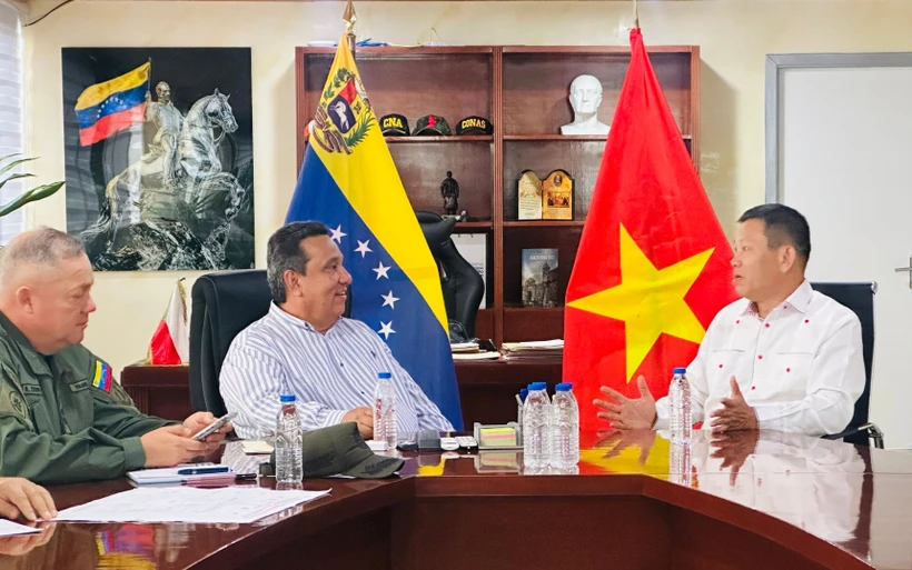 El embajador de Vietnam en Venezuela, Vu Trung My, conversa con Gerardo Márquez, gobernador del Estado Trujillo. (Fuente: VNA)