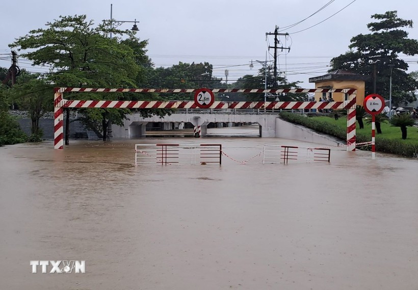 El puente Lon, calle DE Bui Thi Xuan, barrio DE Thuan Hoa, ciudad de Hue, se inundó profundamente en la mañana del 27 de octubre de 2025. (Fuente: VNA)
