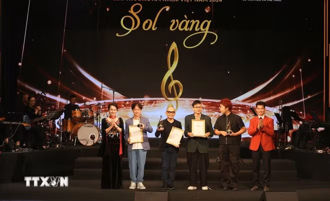 El Comité Organizador entregó el Premio Sol Vang a autores con obras destacadas. (Fuente: VNA)