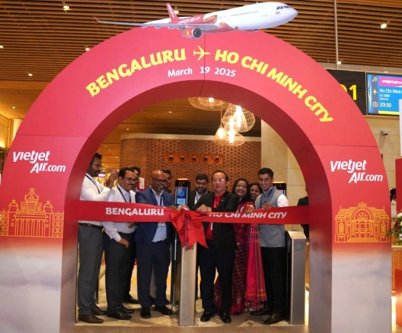 Gerentes de la aerolínea vietnamita Vietjet realizan la ceremonia de apertura de la ruta Ciudad Ho Chi Minh - Bangalore. (Fuente: VNA)