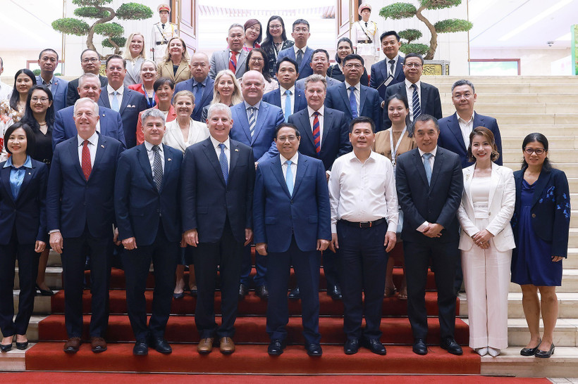 El primer ministro vietnamita Pham Minh Chinh y representantes de Consejo Empresarial Estados Unidos-ASEAN. (Fuente: VNA)