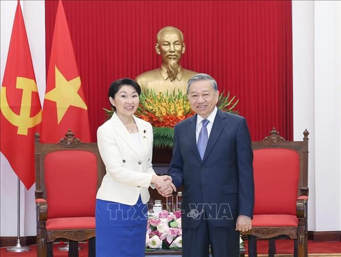 El secretario general del Partido Comunista de Vietnam, To Lam, y la presidenta de la Alianza de Amistad Parlamentaria Japón-Vietnam, Obuchi Yuko. (Fuente: VNA)