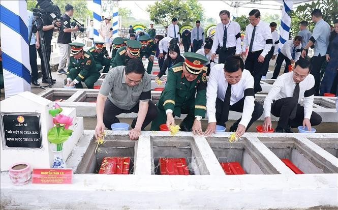El primer ministro Pham Minh Chinh participa en el entierro de los restos de soldados voluntarios y expertos vietnamitas en el Cementerio de los Mártires de Doc Ba Dac (distrito de Thoi Son, provincia de An Giang). (Foto: VNA)