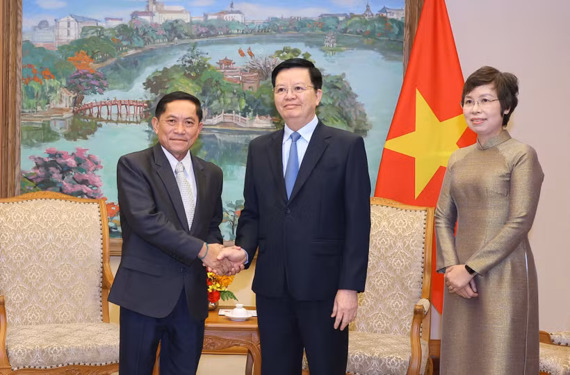 El viceprimer ministro vietnamita Mai Van Chinh recibe al director general de la Agencia Laosiana de Noticias (KPL), Vannasin Simmavong. (Fuente: VNA)