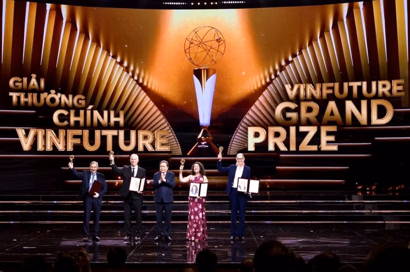 El presidente de la Asamblea Nacional, Tran Thanh Man, entrega el premio VinFuture 2025 a los científicos que descubrieron y desarrollaron la vacuna contra el VPH, el 5 de diciembre de 2025, en Hanoi. (Foto: VFT)