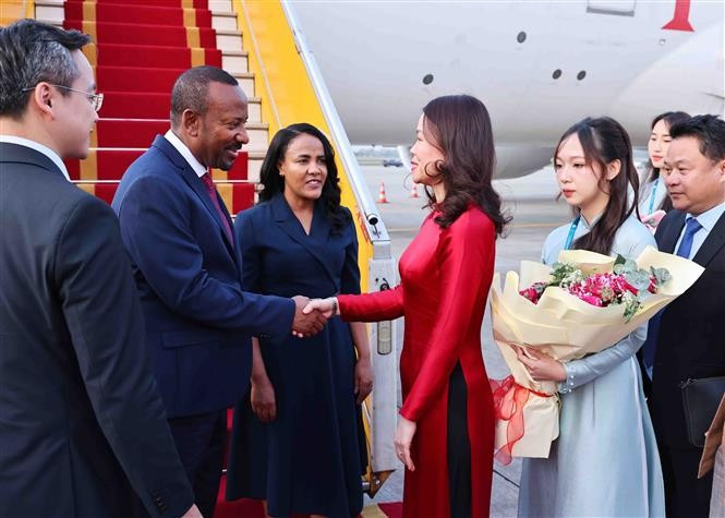 La viceministra de Relaciones Exteriores, Nguyen Minh Hang, recibió al primer ministro etíope, Abiy Ahmed Ali, y a su esposa en el Aeropuerto Internacional de Noi Bai. (Foto: VNA)
