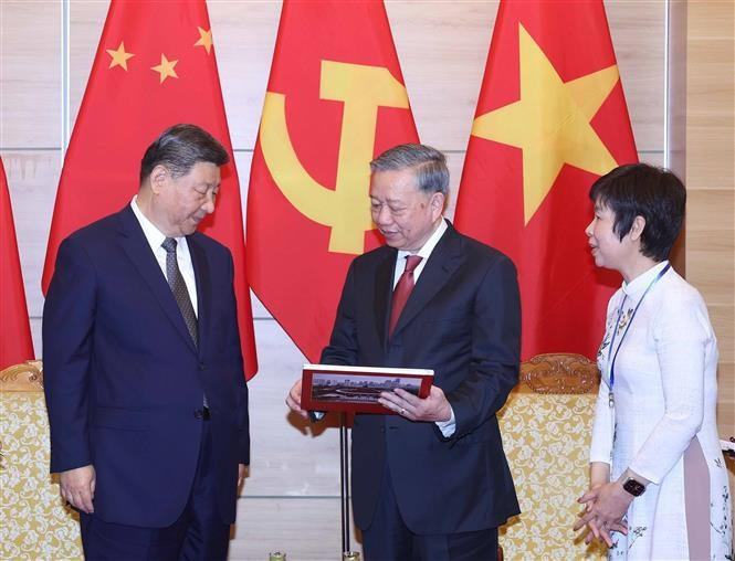 El secretario general del Partido Comunista de Vietnam, To Lam, entregó respetuosamente al secretario general del Partido Comunista y presidente de China, Xi Jinping, un libro de fotografías de la Agencia de Noticias de Vietnam, que incluye fotos típicas e impresionantes de las cinco visitas de Xi Jinping al país indochino. (Fuente: VNA)