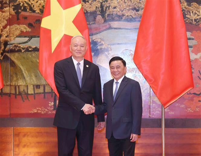 El miembro permanente del Secretariado y jefe de la Comisión de Control Disciplinario del Comité Central del Partido Comunista de Vietnam, Tran Cam Tu, (derecha) y Cai Qi, miembro del Comité Permanente del Buró Político y del Secretariado del Comité Central del Partido Comunista de China (PCCh) y jefe de su Oficina. (Fuente: VNA)