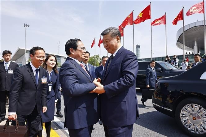 El primer ministro vietnamita, Pham Minh Chinh, despidió en el Aeropuerto Internacional de Noi Bai al secretario general del Partido Comunista y presidente de China, Xi Jinping. (Fuente: VNA)