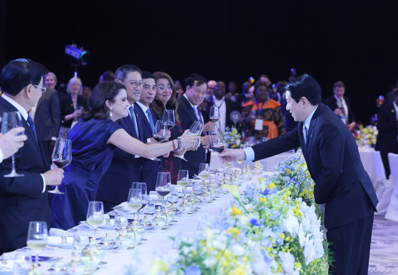 El presidente vietnamita, Luong Cuong, dio la bienvenida a los jefes de delegación que asistieron a la ceremonia de firma de la Convención de Hanoi. (Foto: VNA)