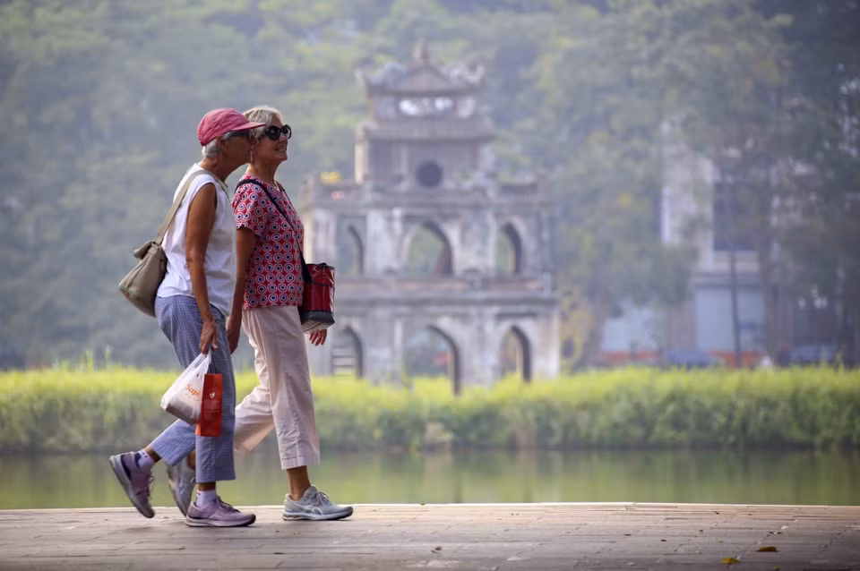 Turistas foráneos pasean por el lago Hoan Kiem. (Foto: VNA)