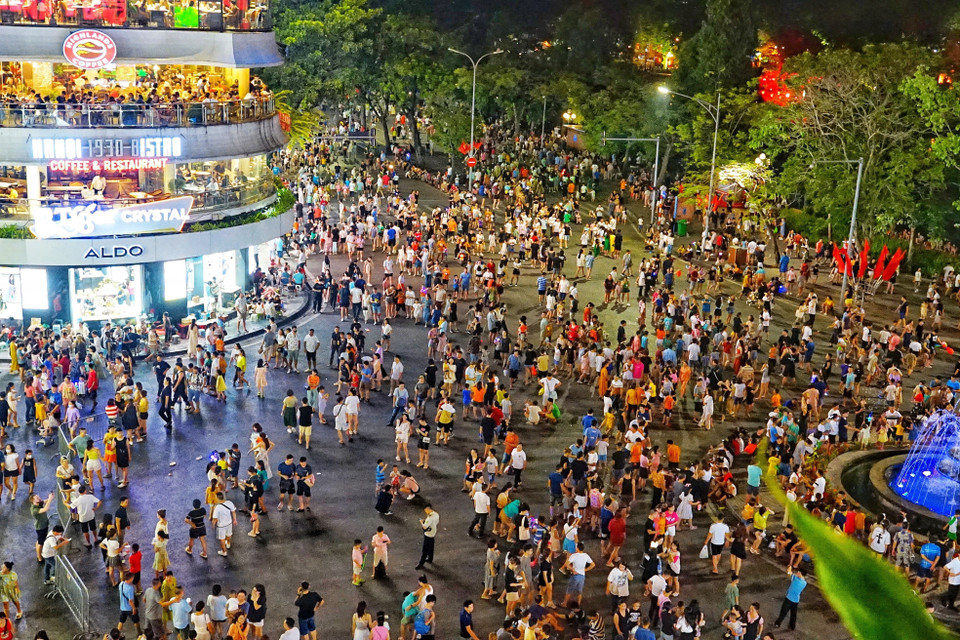 La calle peatonal del lago Hoan Kiem atrae una gran cantidad de pobladores y visitantes los fines de semana. (Foto: VNA)
