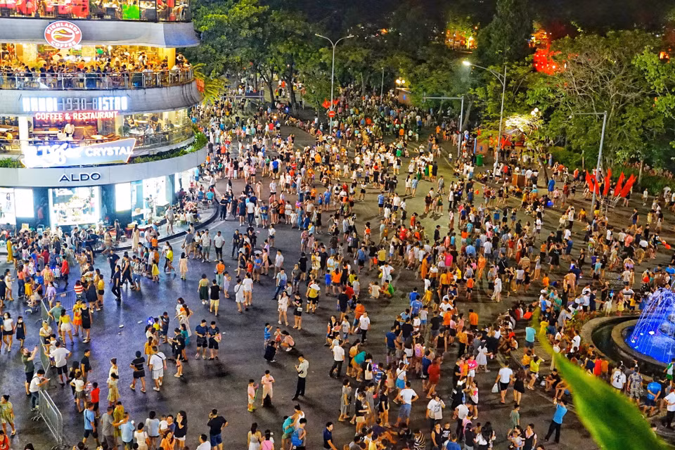 La calle peatonal del lago Hoan Kiem atrae una gran cantidad de pobladores y visitantes los fines de semana. (Foto: VNA)