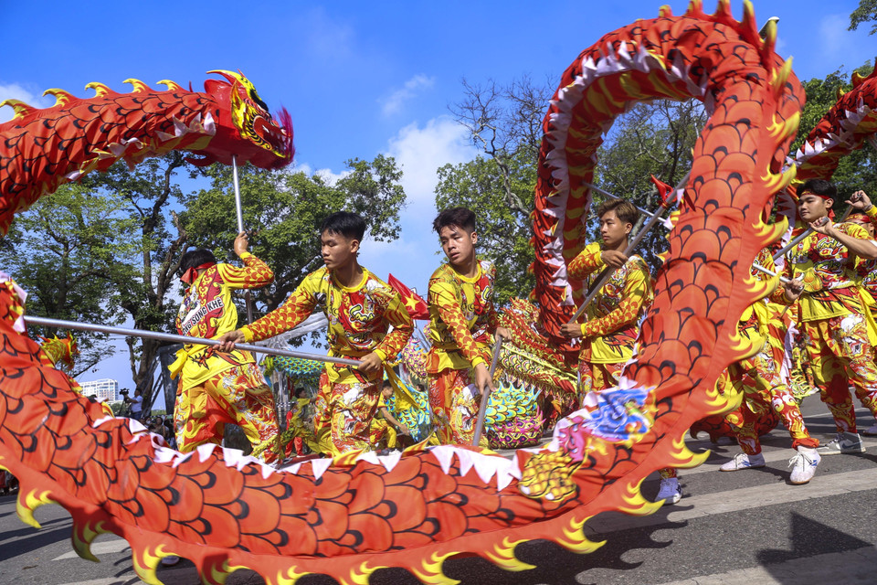 Un espectáculo de danza de dragón en el espacio peatonal del lago Hoan Kiem, realizado en el marco del Carnaval del Otoño de Hanoi, el 1 de octubre de 2023. (Foto: VNA)