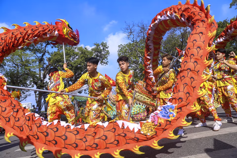 Un espectáculo de danza de dragón en el espacio peatonal del lago Hoan Kiem, realizado en el marco del Carnaval del Otoño de Hanoi, el 1 de octubre de 2023. (Foto: VNA)