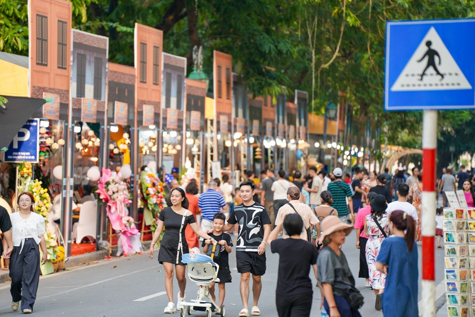 Muchos locales y turistas visitan el espacio peatonal en el Festival de Otoño de Hanoi 2024, que tuvo lugar del 19 al 22 de septiembre. (Foto: VNA)
