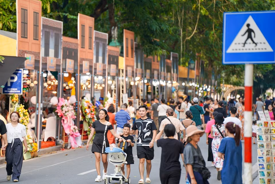 Muchos locales y turistas visitan el espacio peatonal en el Festival de Otoño de Hanoi 2024, que tuvo lugar del 19 al 22 de septiembre. (Foto: VNA)