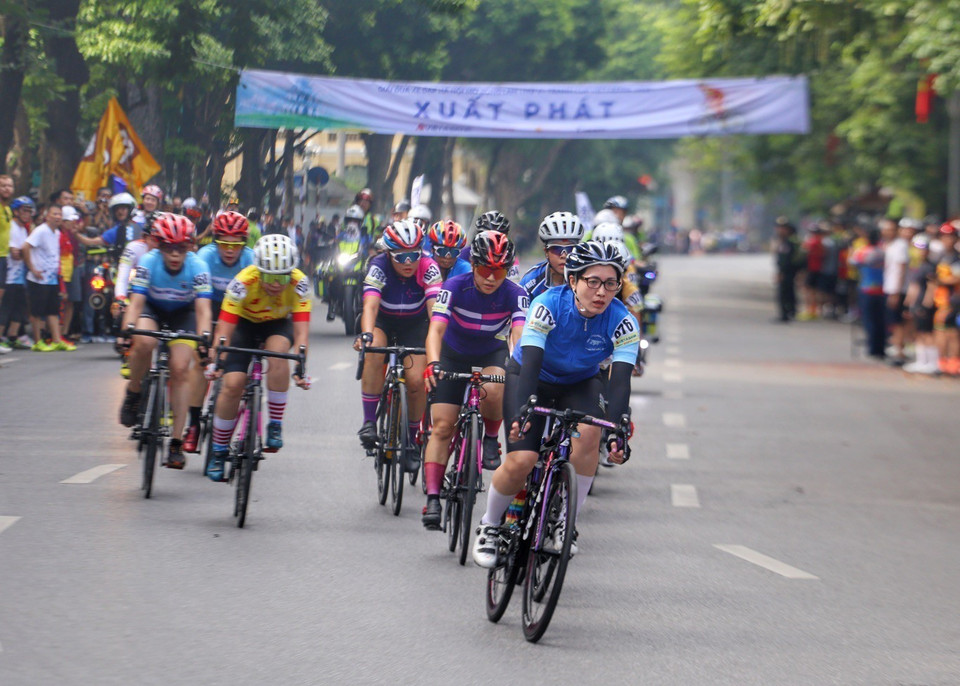 El quinto abierto de ciclismo de Hanoi en el lago Hoan Kiem el 27 de agosto de 2023. (Foto: VNA)