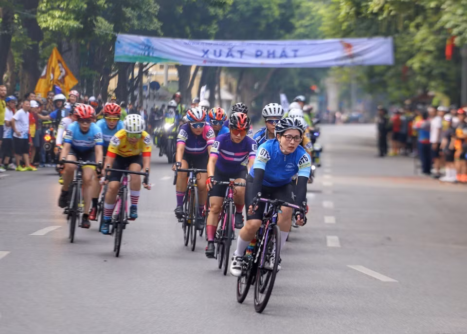 El quinto abierto de ciclismo de Hanoi en el lago Hoan Kiem el 27 de agosto de 2023. (Foto: VNA)