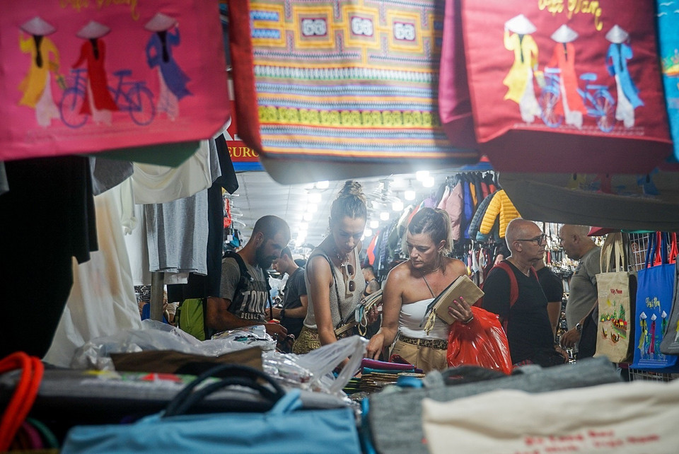 El mercado nocturno de Dong Xuan atrae un gran número de turistas foráneos. (Foto: VNA)