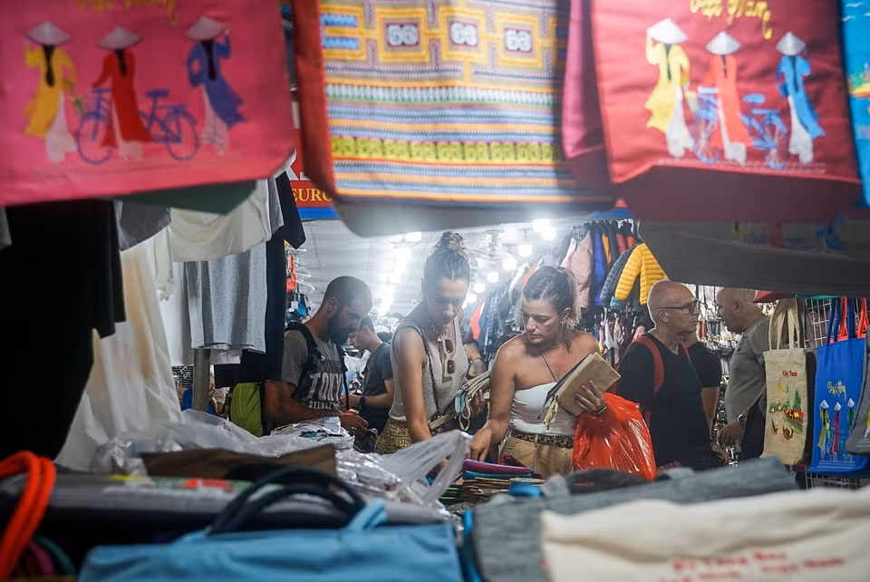 El mercado nocturno de Dong Xuan atrae un gran número de turistas foráneos. (Foto: VNA)