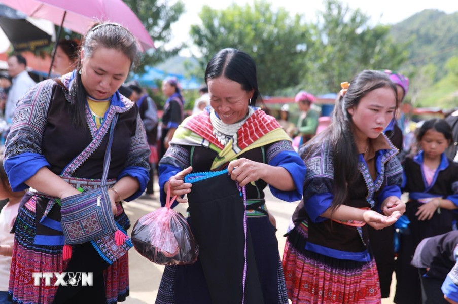 6. A pesar del desarrollo social y la penetración de las influencias culturales externas que hacen cambiar la vestimenta cotidiana de varias etnias, las mujeres Hmong aquí aún conservan sus trajes tradicionales distintivos. (Foto: VNA)