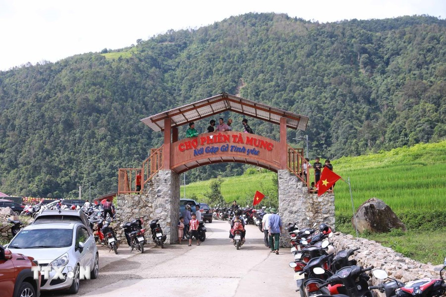 8. La entrada al mercado Ta Mung se construye de manera moderna y ordenada. (Foto: VNA)