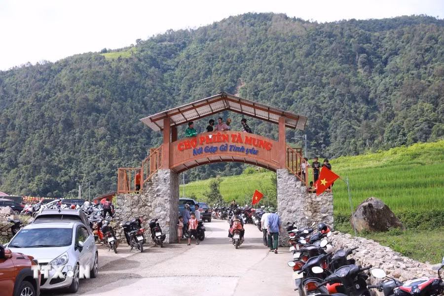 8. La entrada al mercado Ta Mung se construye de manera moderna y ordenada. (Foto: VNA)