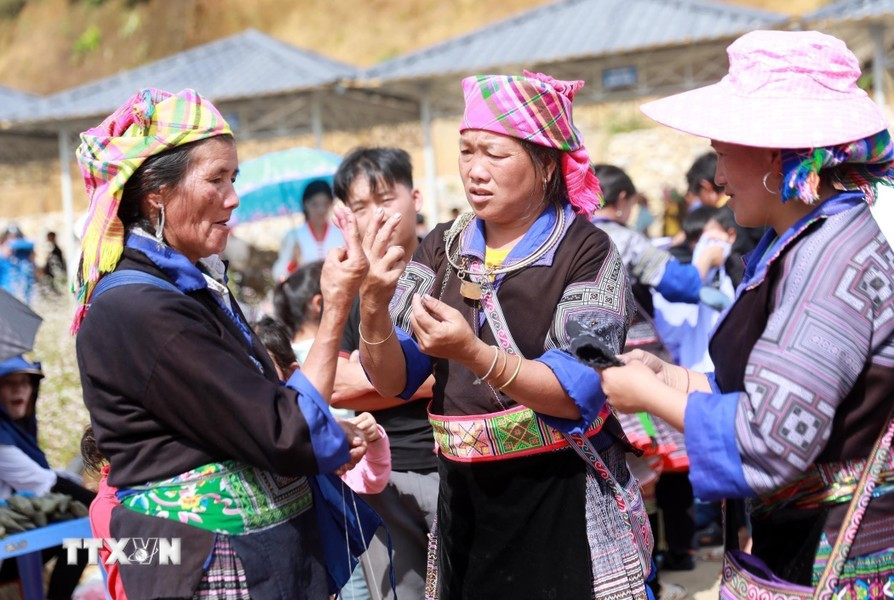 1. El mercado Ta Mung atrae a numerosos turistas que desean observar las características culturales distintivas de la región montañosa de Lai Chau en particular y del noroeste en general. (Foto: VNA)