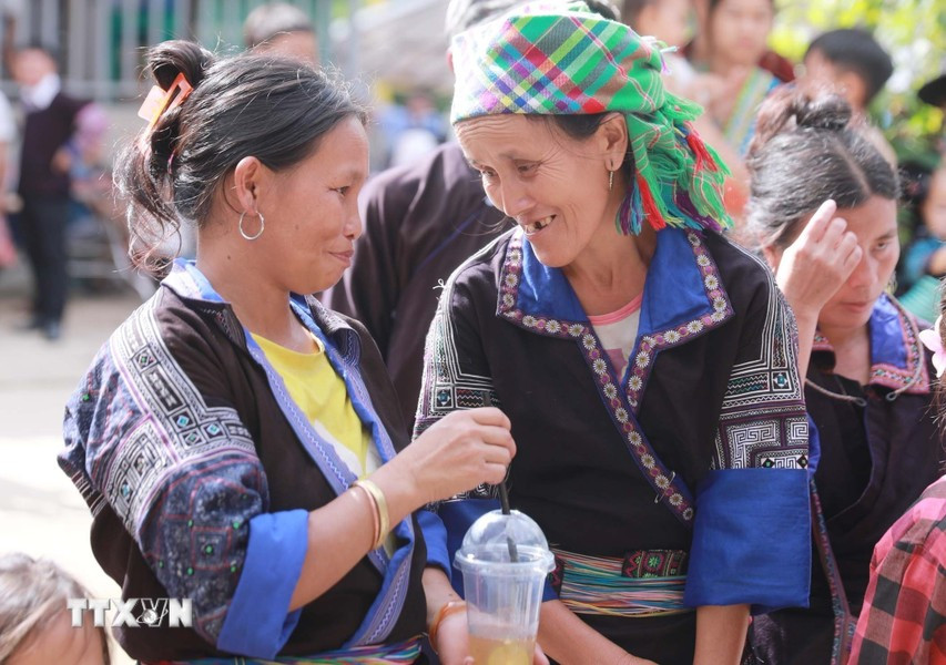 7. El mercado solo se celebra dos veces al mes, por lo que muchas personas no solo vienen a comprar y vender productos, sino también para encontrarse y saludarse. (Foto: VNA)