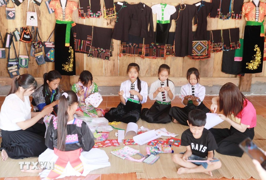 4. Los visitantes que llegan al mercado Ta Mung también pueden admirar el espacio de exhibición cultural de las etnias Hmong y Thai con sus características culturales únicas. (Foto: VNA)