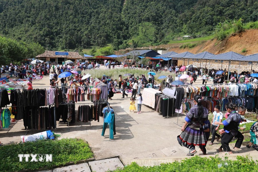 2. El mercado de Nam Pat, en la comuna Ta Mung, distrito de Than Uyen, provincia de Lai Chau, se encuentra a más de mil 300 metros sobre el nivel del mar, con un clima fresco todo el año, y está a casi 40 km del centro del distrito. (Foto: VNA)
