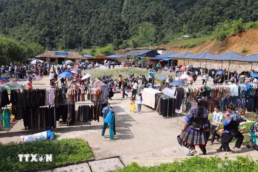 2. El mercado de Nam Pat, en la comuna Ta Mung, distrito de Than Uyen, provincia de Lai Chau, se encuentra a más de mil 300 metros sobre el nivel del mar, con un clima fresco todo el año, y está a casi 40 km del centro del distrito. (Foto: VNA)