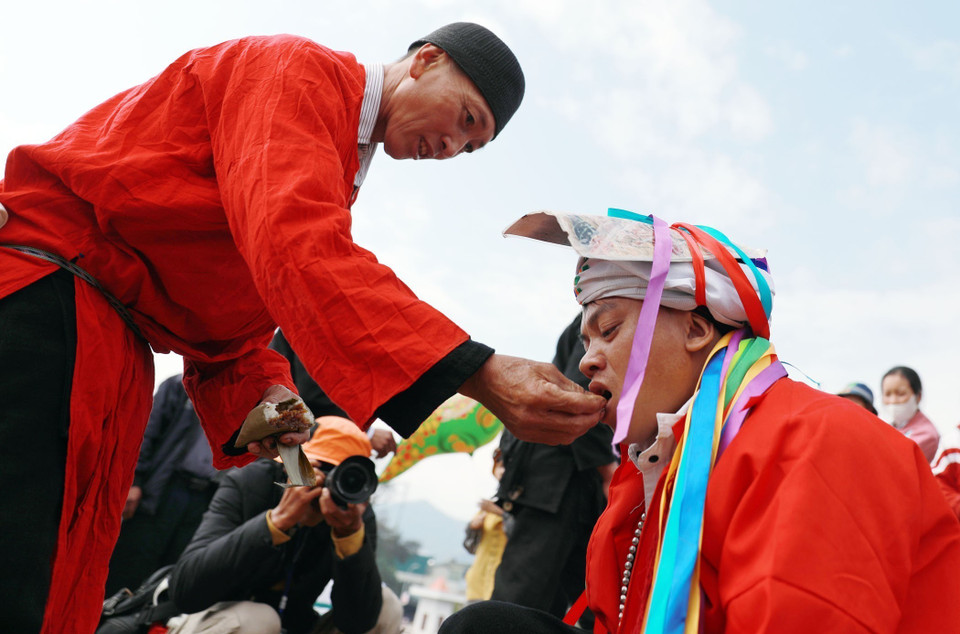 Luego, el chamán le da de comer al joven, marcando el momento en que se le reconoce oficialmente como adulto. (Foto: VNA)